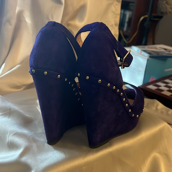Aldo Purple suede leather wedge sandal with gold studs, size 7.5 ankle strap - Picture 4 of 10
